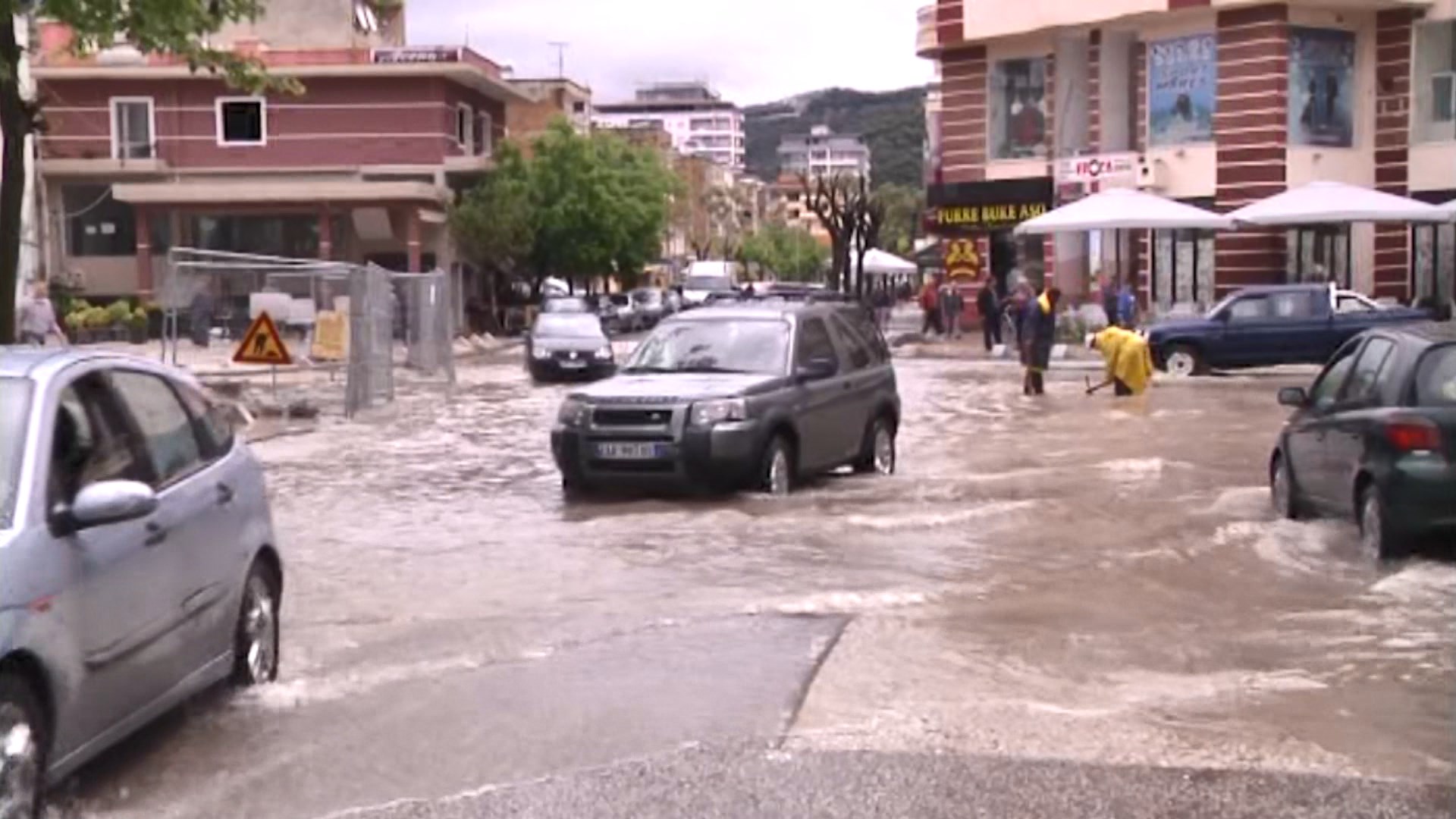 Reshjet e shiut në Vlorë, bllokohen disa rrugë