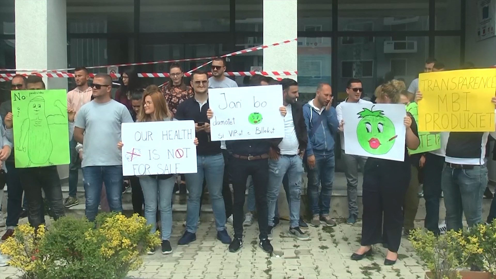 Siguria ushqimore, të rinjtë e FRPD sulmojnë me domate AKU në Durrës