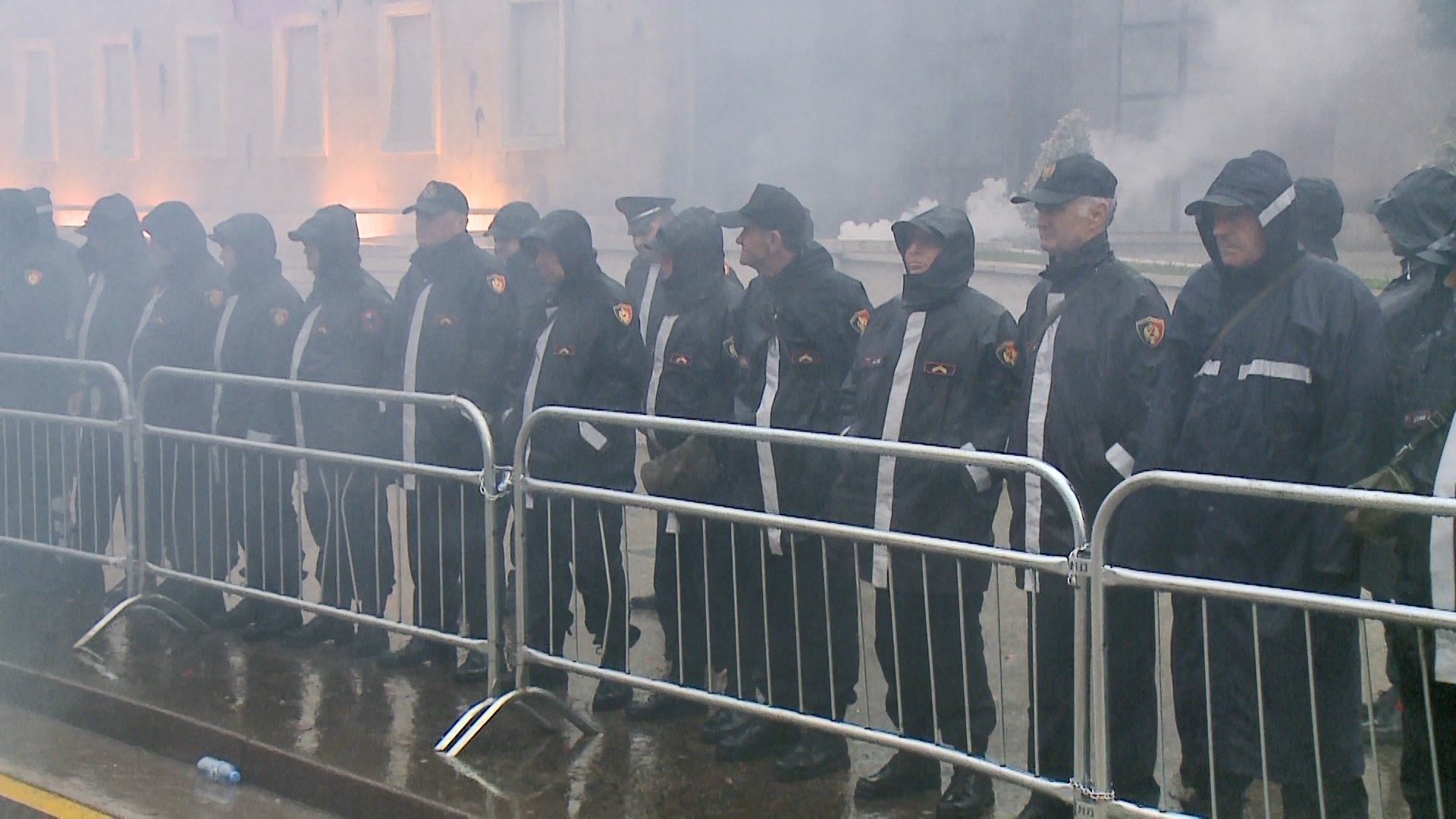 Kapsolla dhe mjete të forta mbi policinë, lëndohet një efektiv