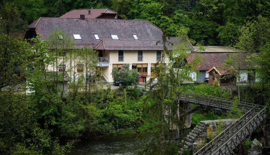 Gjermani, vriten 3 persona me shigjeta harku në hotel