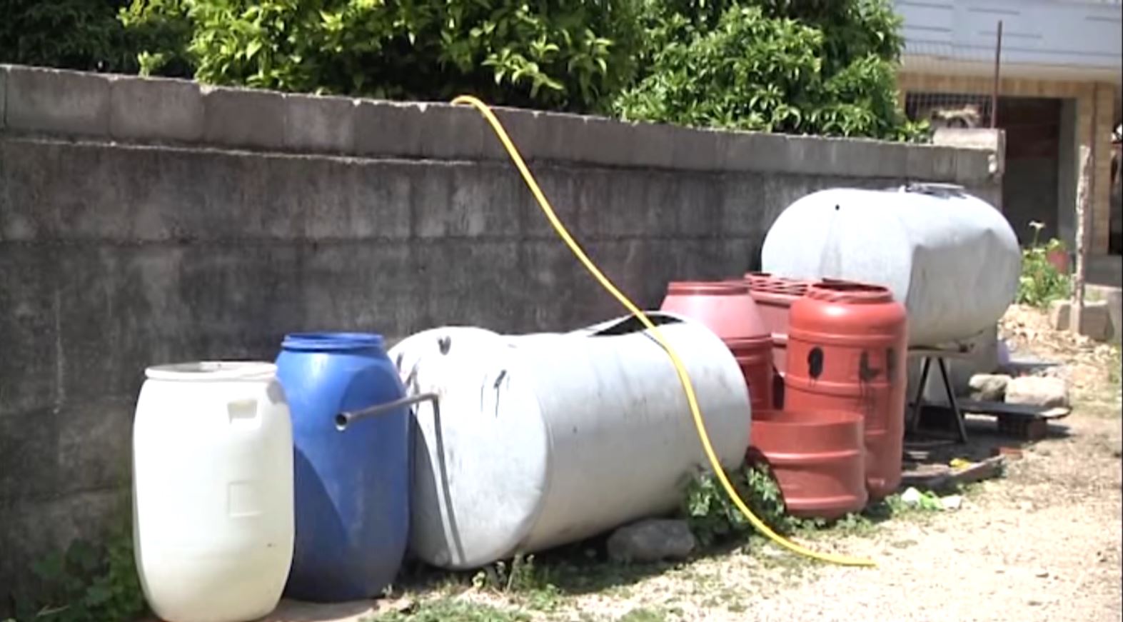 Vlorë, banorët e Panajasë presin shiun për të pirë ujë