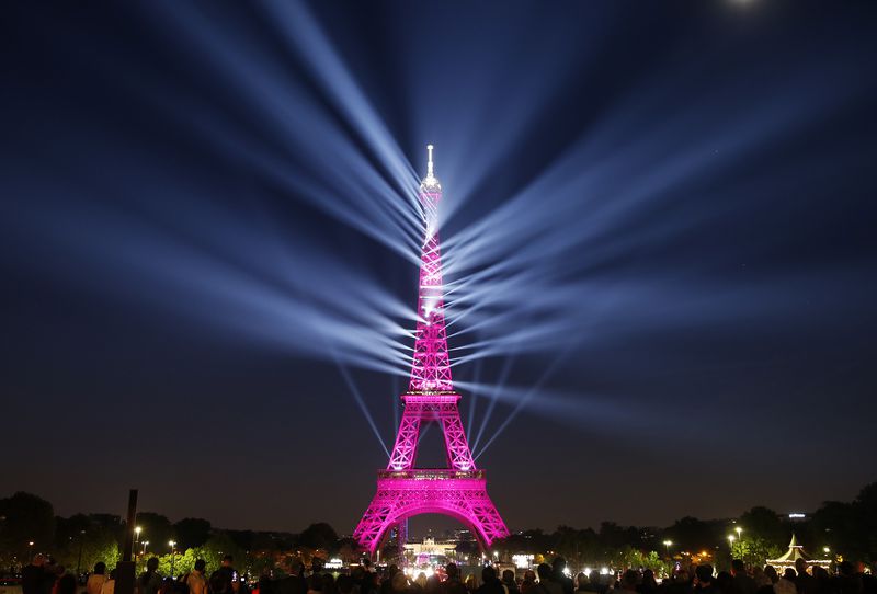 Muzikë dhe spektakël dritash për 130-vjetorin e Kullës Eiffel