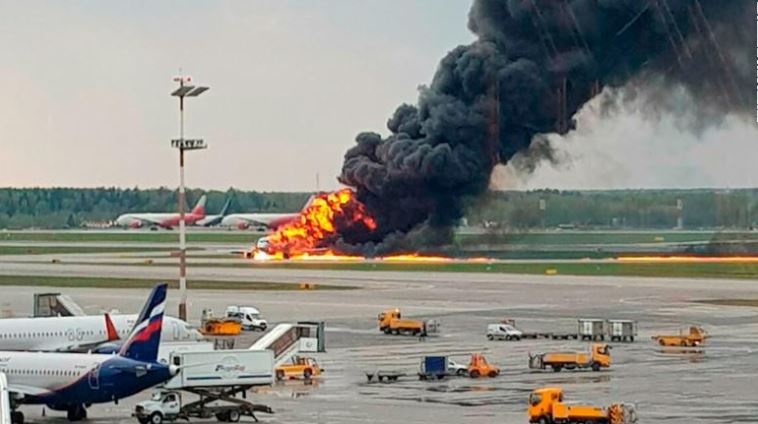 Avioni me pasagjerë merr flakë në ajër, 13 të vdekur