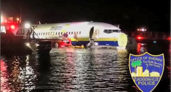 Një avion boeing 737 del nga pista dhe përfundon në lumë në Florida