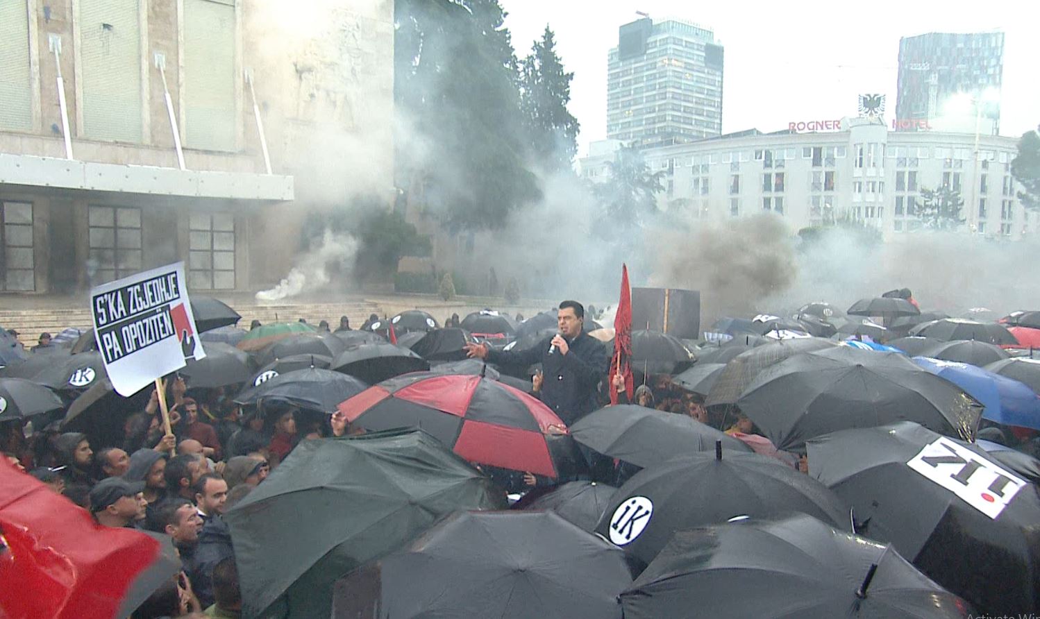 Basha në shi: Ejani në betejën tonë, Rama u përgjigj me dhunë