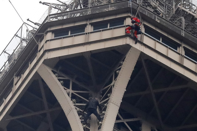 Ngjiti pa leje Kullën Eifel, “alpinisti” negocion me zjarrfikësit