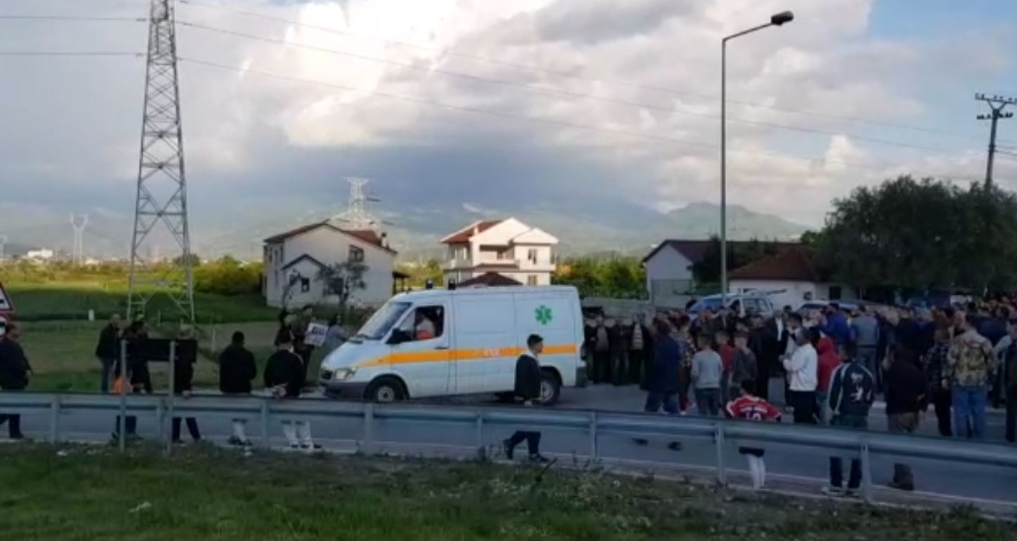 Protestuesit u hapin rrugën ambulancave në disa qytete