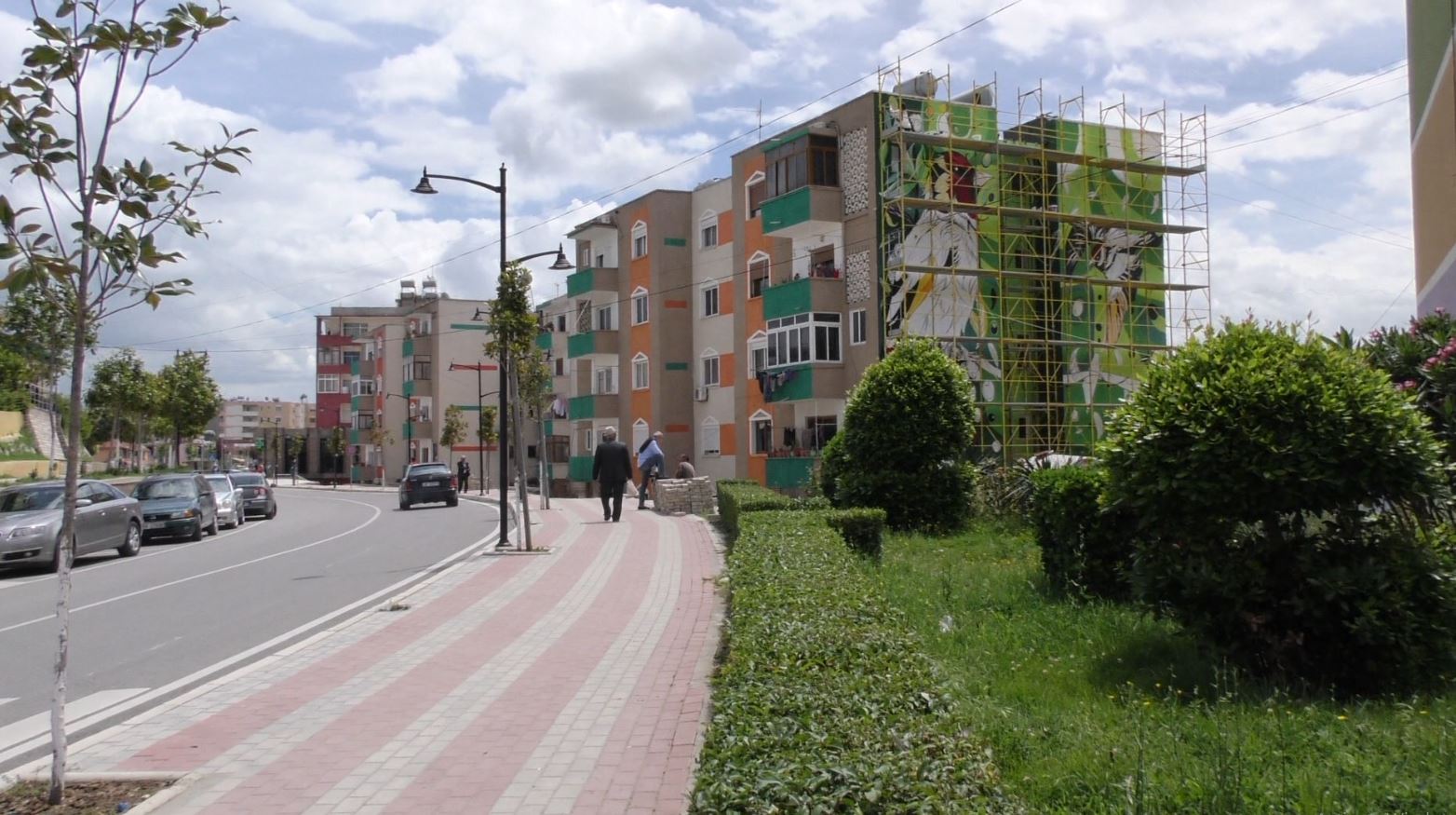 Artistët ndërkombëtarë ndryshojnë fasadat e qytetit të Patosit
