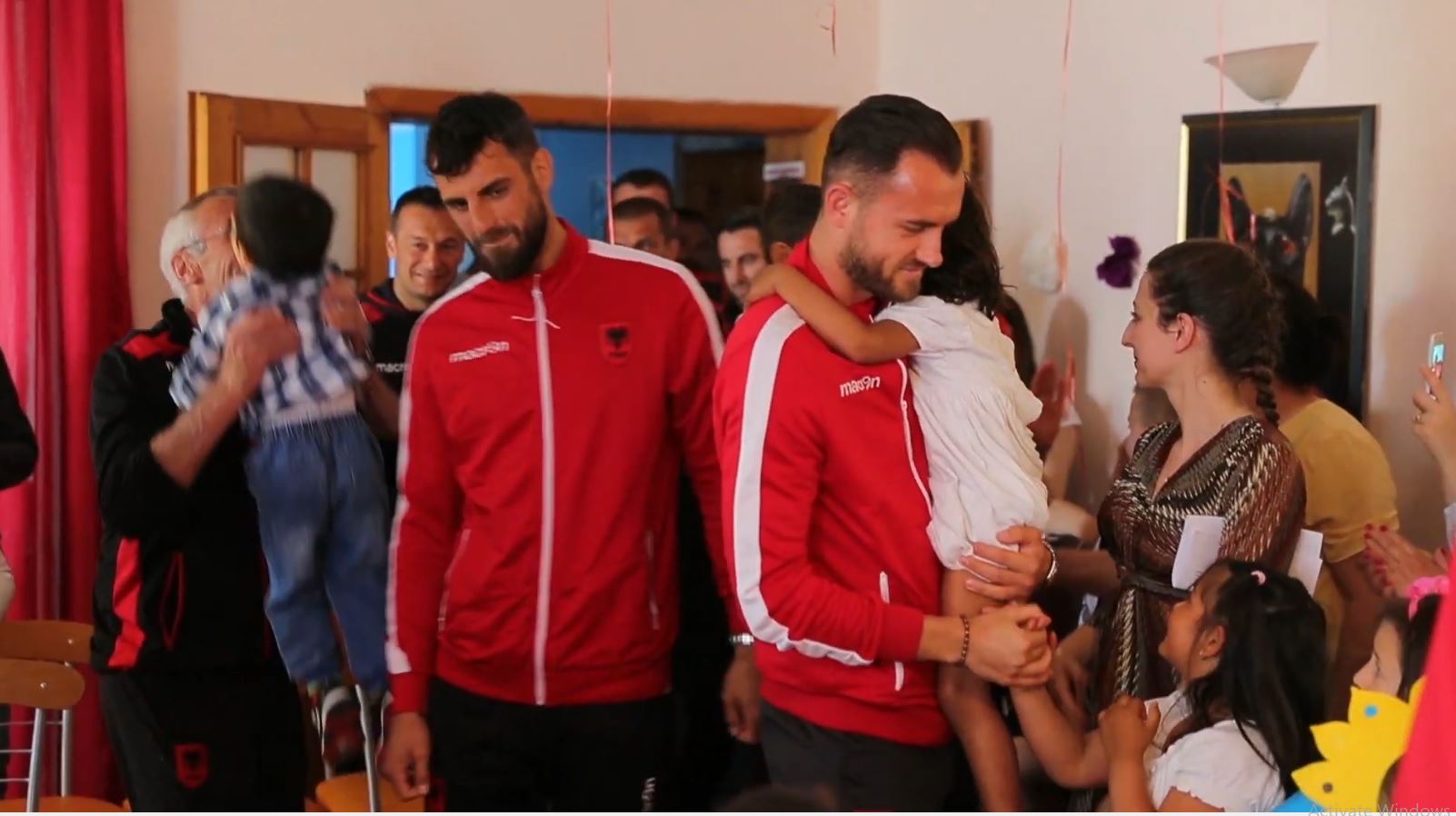 Kombëtarja shqiptare ndihmon shtëpinë e fëmijës në Durrës