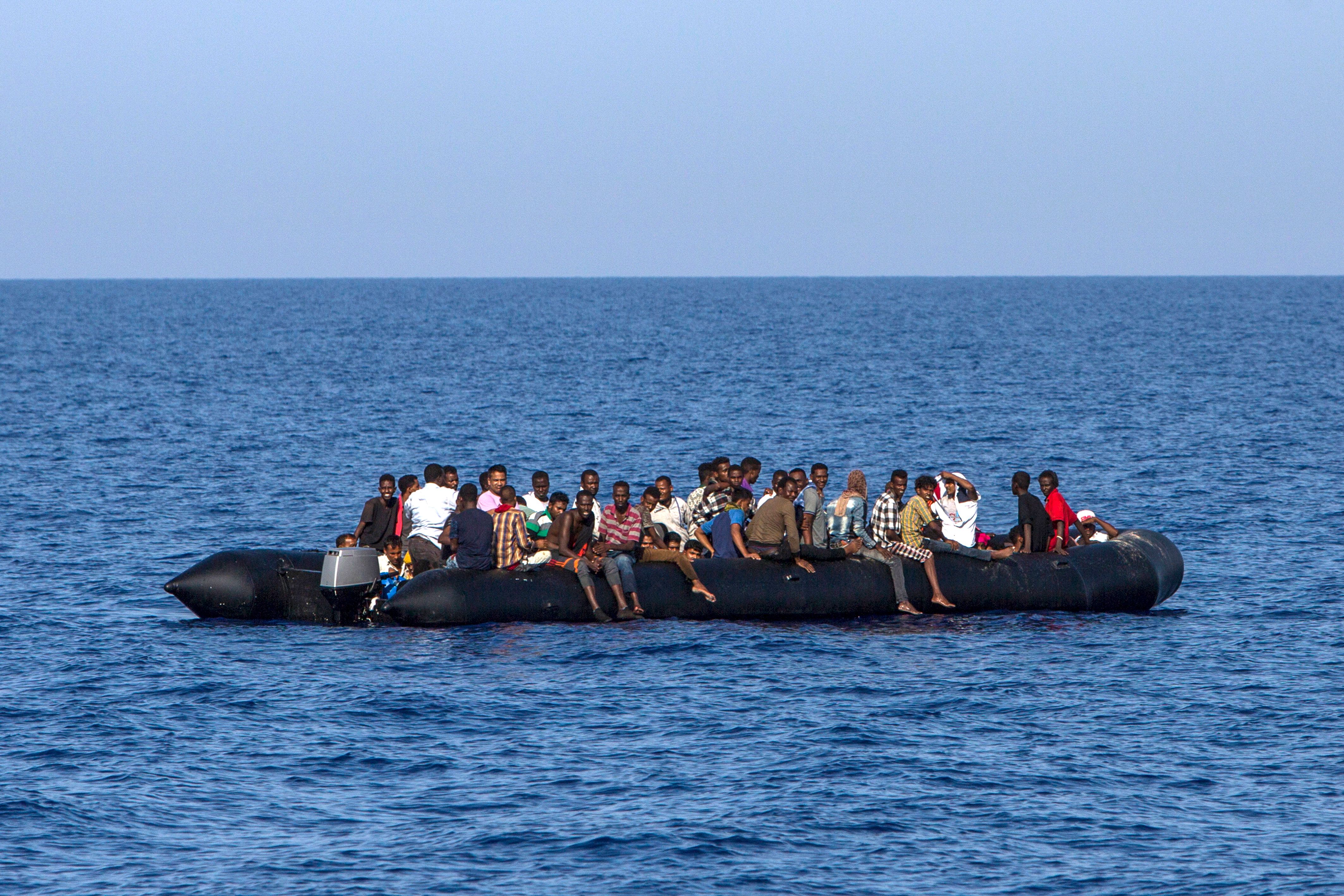 90 emigrantë të bllokuar në një gomone pranë Libisë