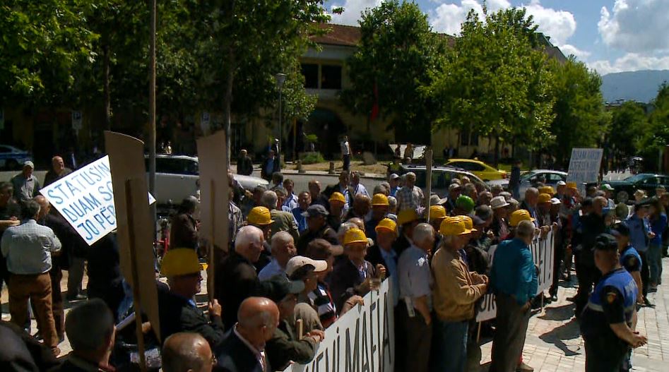 Minatorët protestojnë përpara Kuvendit