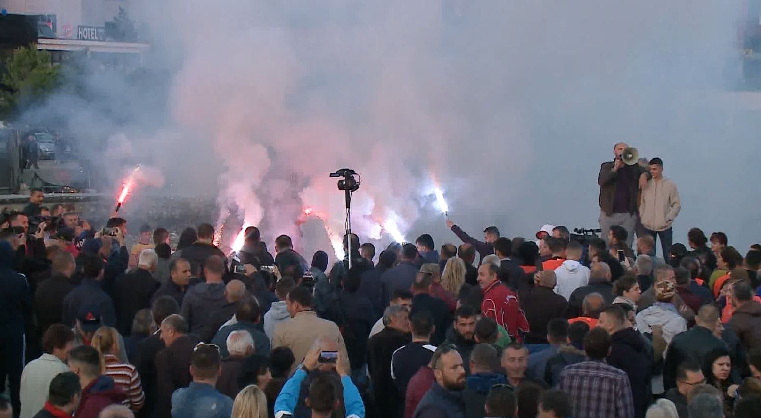 Mosbindja civile, opozita bllokoi për dy orë 12 akse rrugore