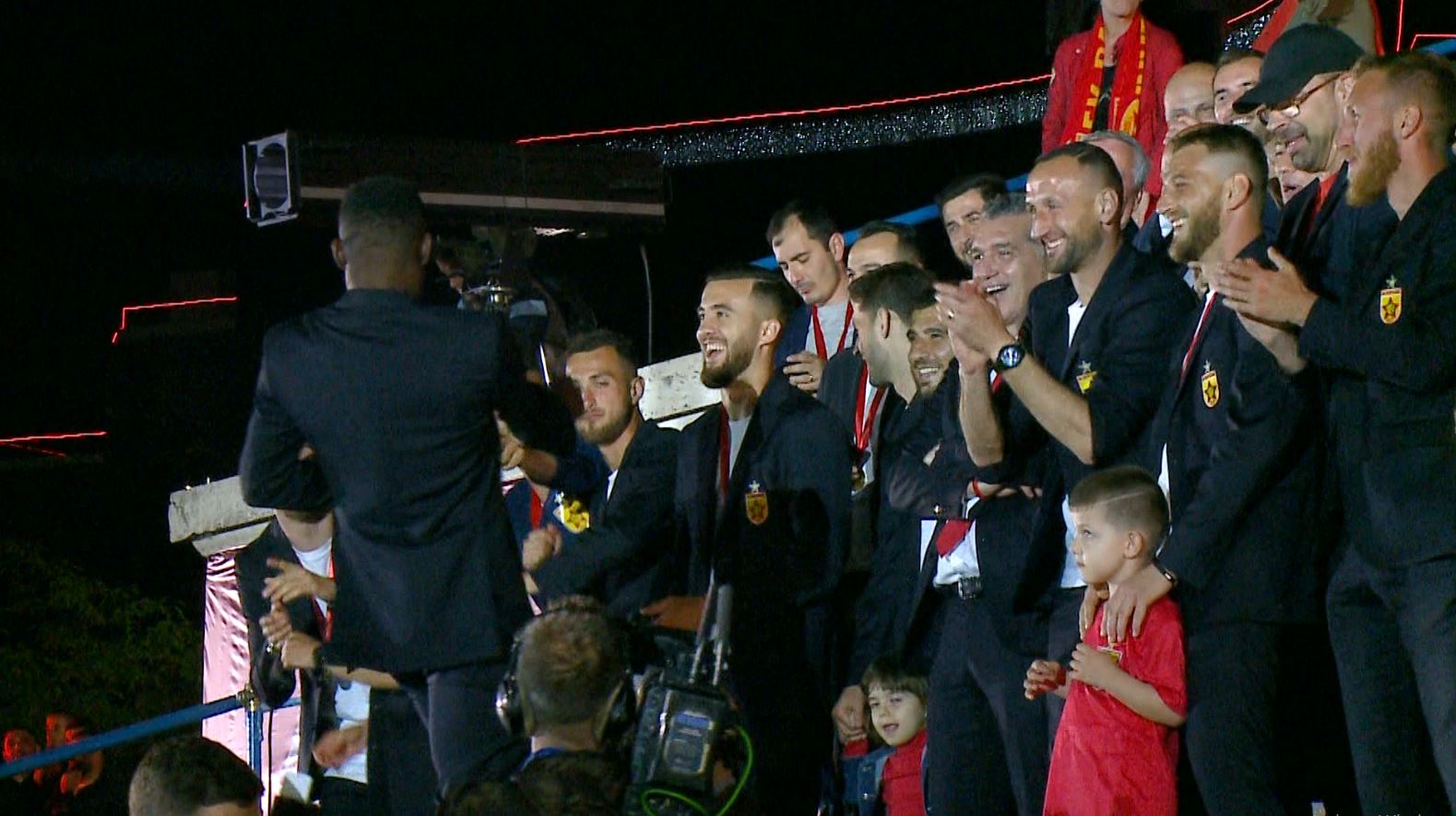 Festë e çmendur dhe koncert për titullin e Partizanit