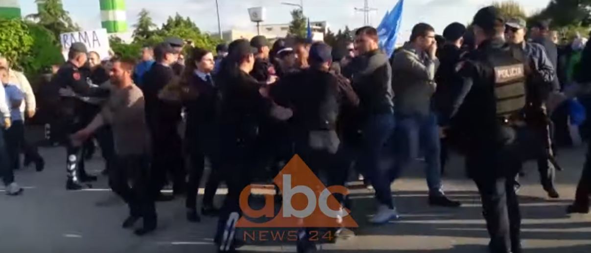 Protesta e opozitës, policia shoqëron në mesnatë protestuesit