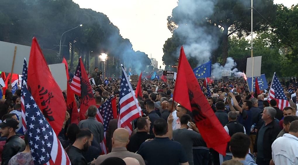 Me tepsi dhe balona, mesazhi i protestuesve ndaj Ramës (Video)