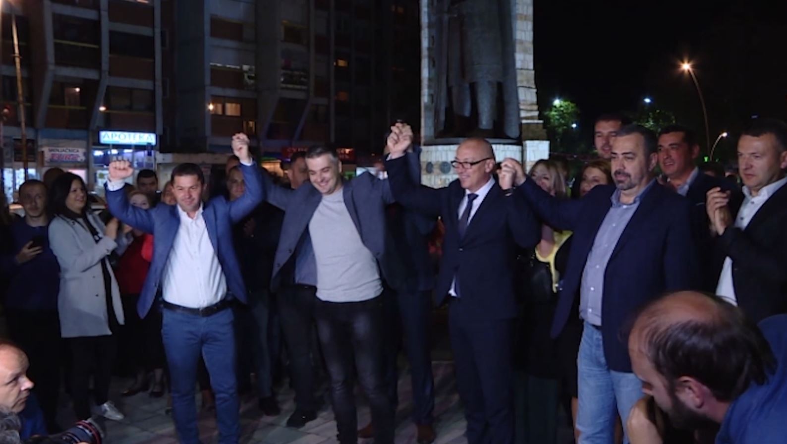 Serbët festojnë fitoren në katër komunat e Mitrovicës