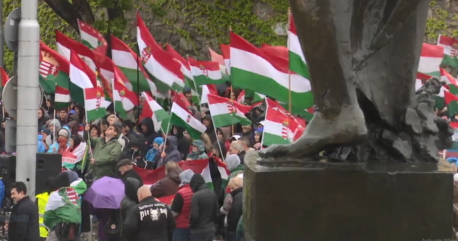 Hungarezët protestojnë në Sllovaki kundër ligjit që ndalon himnet e huaja