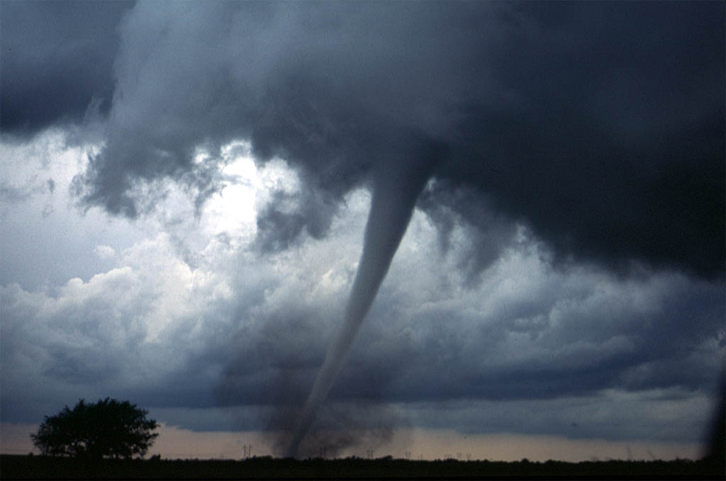 Tornadot godasin SHBA-të, viktima dhe të plagosur