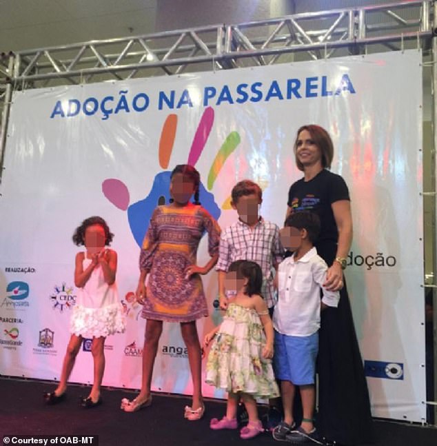 Fëmijë jetimë në Brazil, sfilojnë para familjeve që duan të adoptojnë