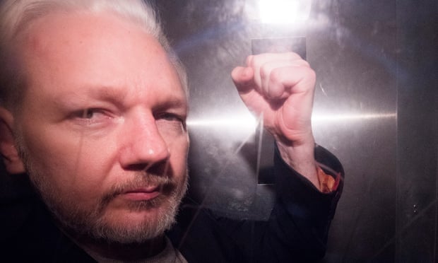 Suedi, gjyqtari pengon ekstradimin e Julian Assange