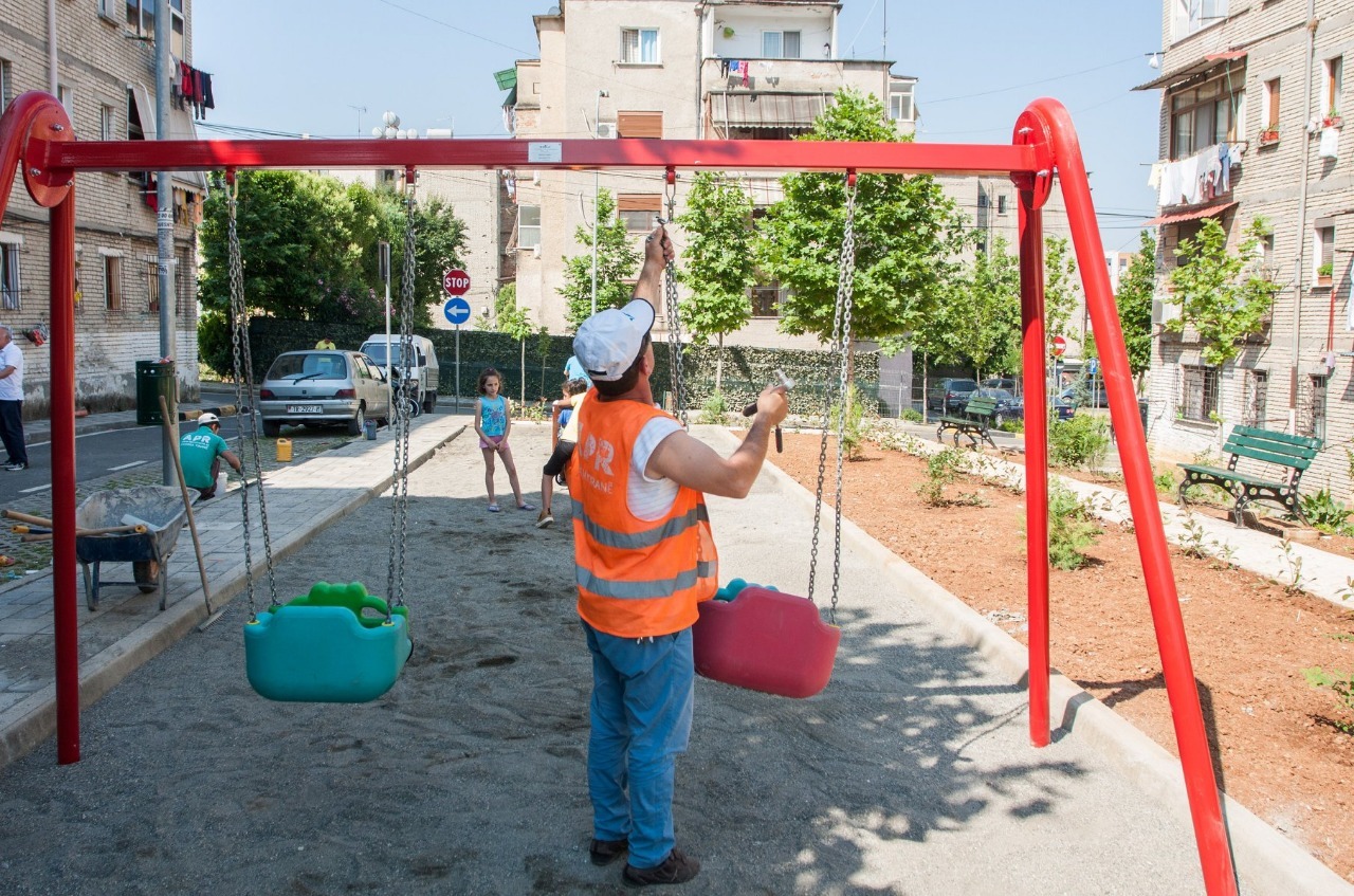 Kënde lodrash edhe në lagje, rehabilitohet hapësira pranë Kryegjyshatës