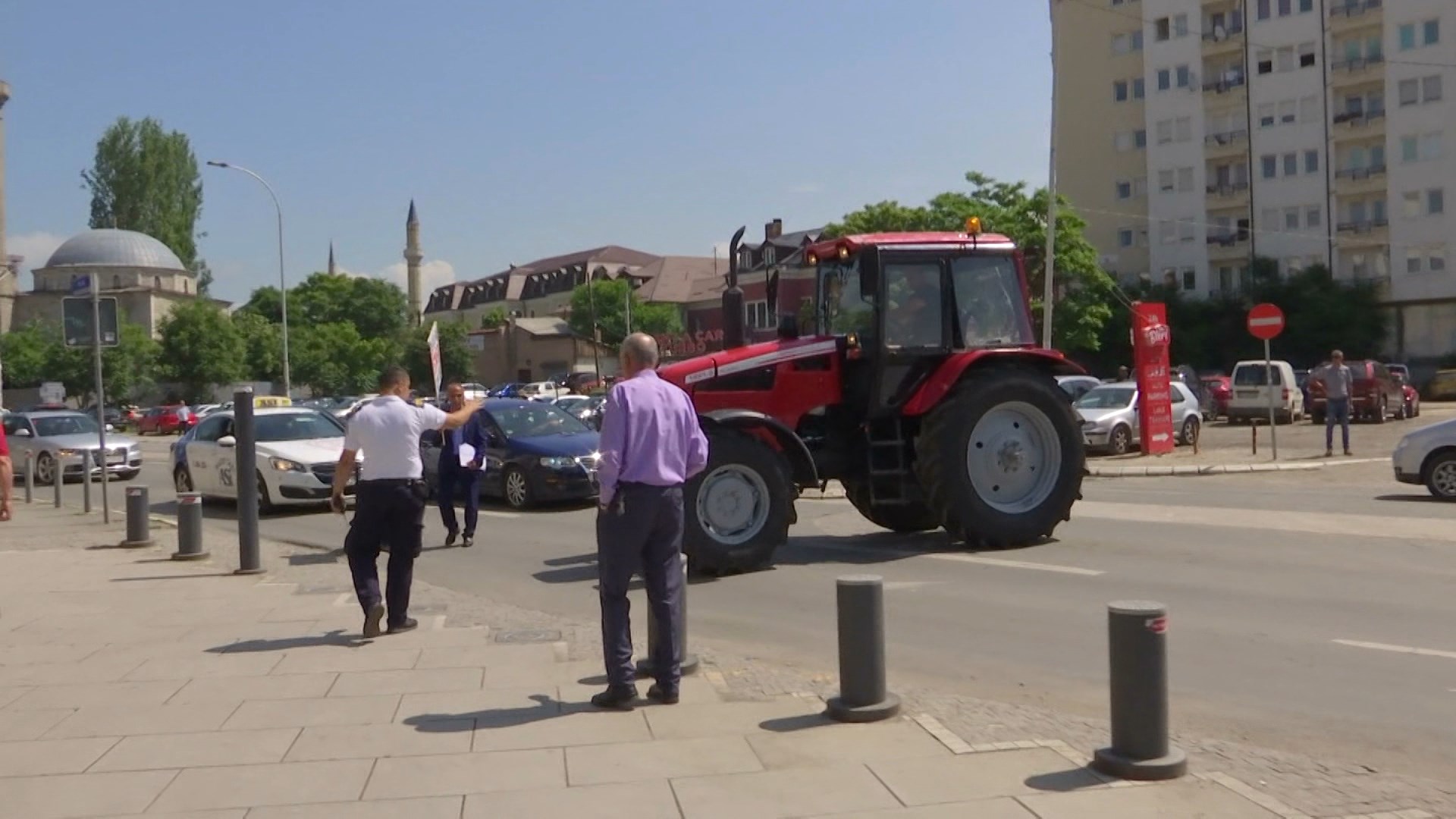 Me traktor kundër qeverisë, fermerët në Kosovë kërkojnë vëmendje