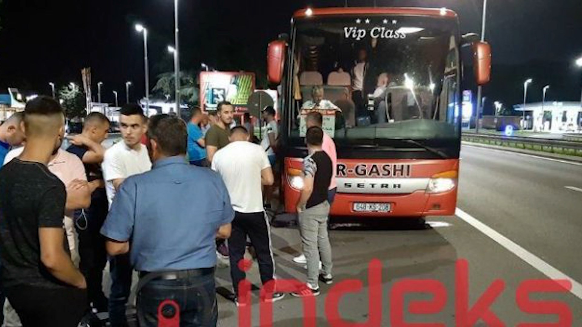 Serbët sulmojnë me gurë autobusin me pasagjerë të linjës Kosovë – Slloveni