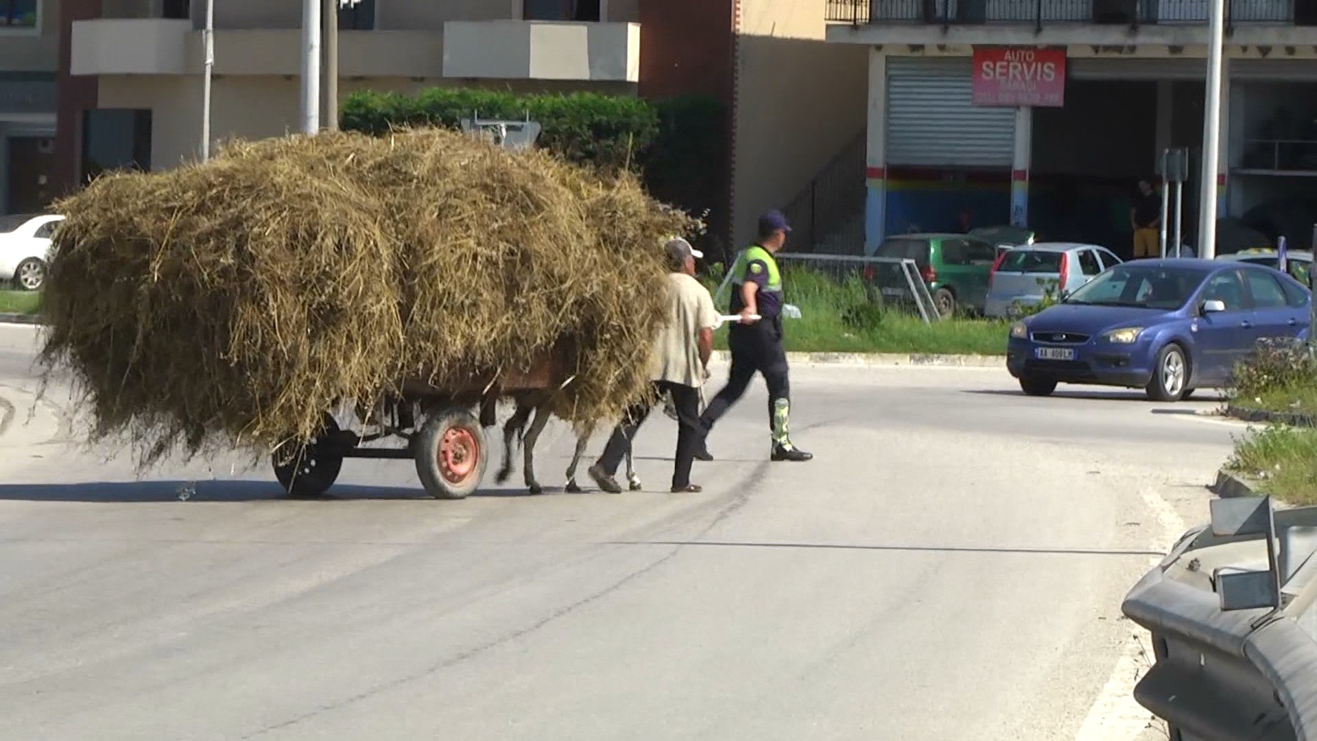 Rreziku tek “Pushimi i shoferit” në autostradën Lushnje – Fier