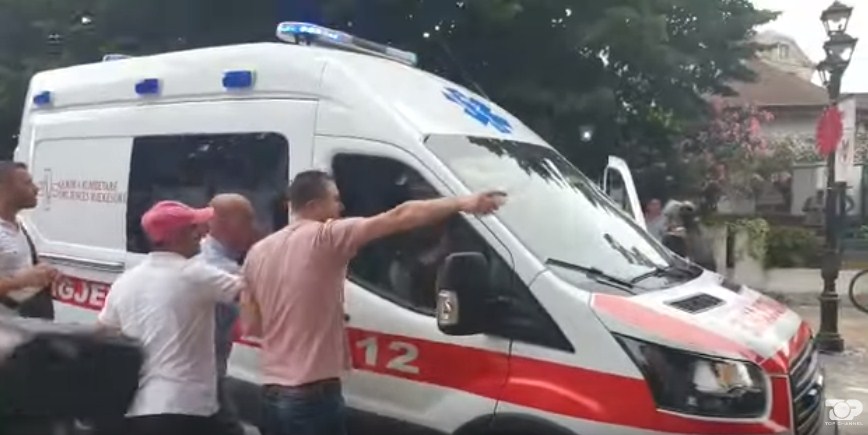 Shkodër, protestuesit tentojnë të rrëmbejnë ambulancën