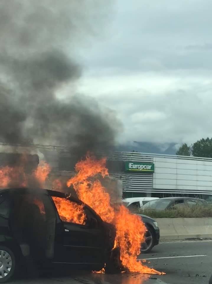 Merr flakë makina në autostradë