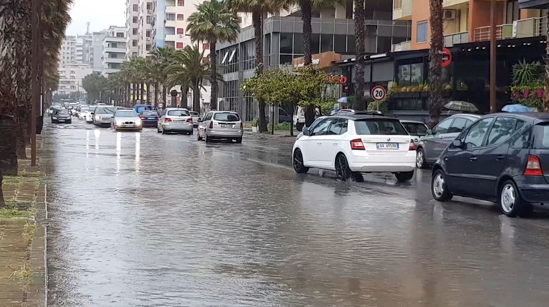 Moti i keq, përmbyten disa nga lagjet e qytetit të Durrësit