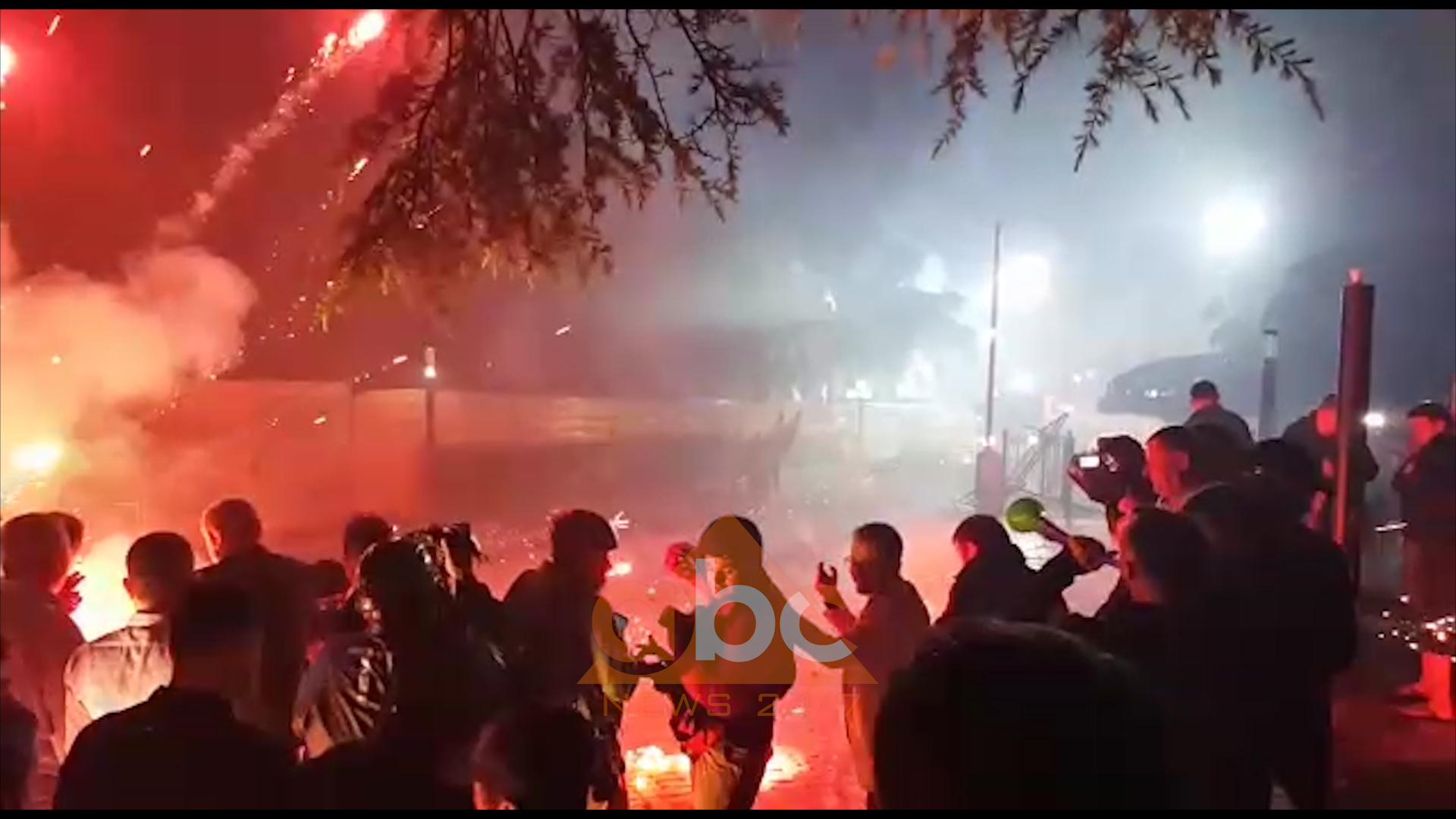 E rëndë në Vlorë, 60 vjeçarit i plas fishekzjarri në dorë e i këput 3 gishta