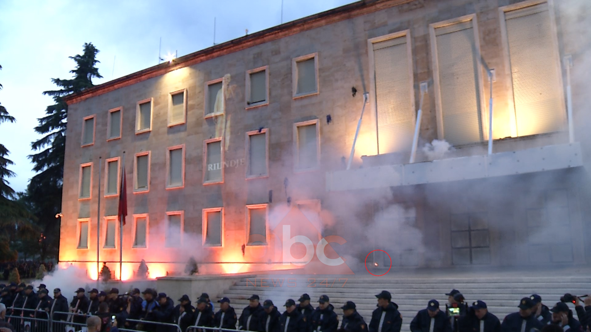 Kryeministria nën “breshërinë” e kapsollave (Video)