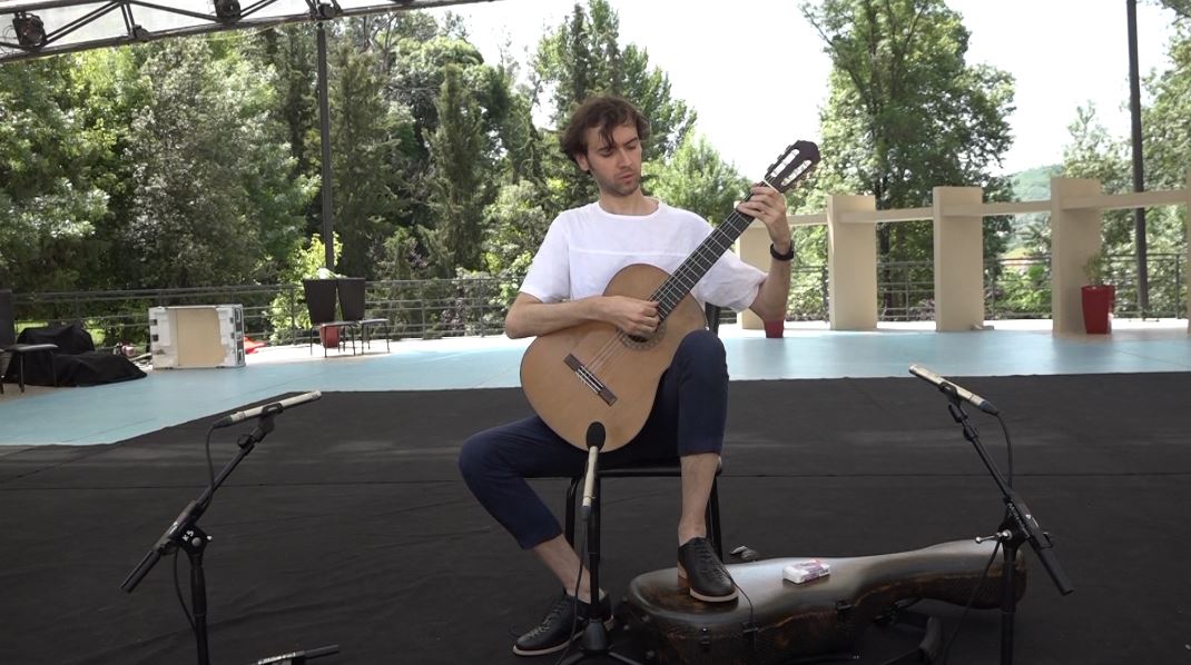 Petrit Çeku i rikthen magjinë klasike kitarës