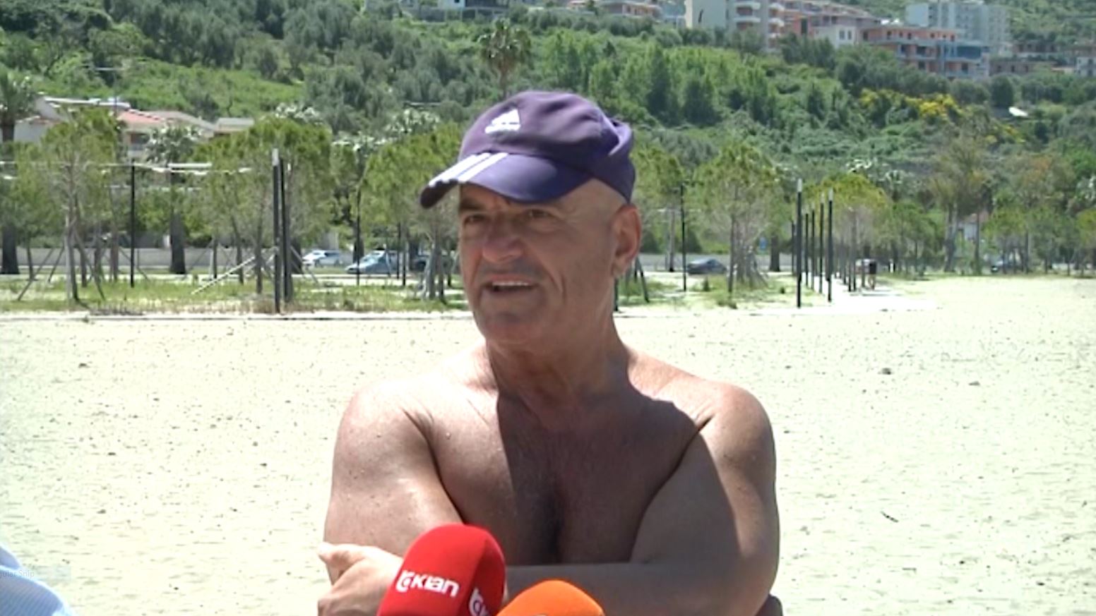 Vlorë, turistët nga Italia dhe Rusia shijojnë kohën me diell dhe plazhin