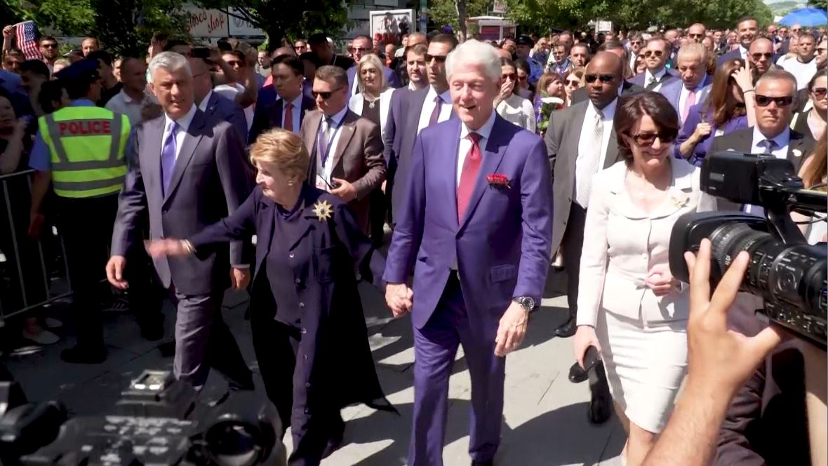 Prishtinë, nderohet sërish ish-presidenti Clinton