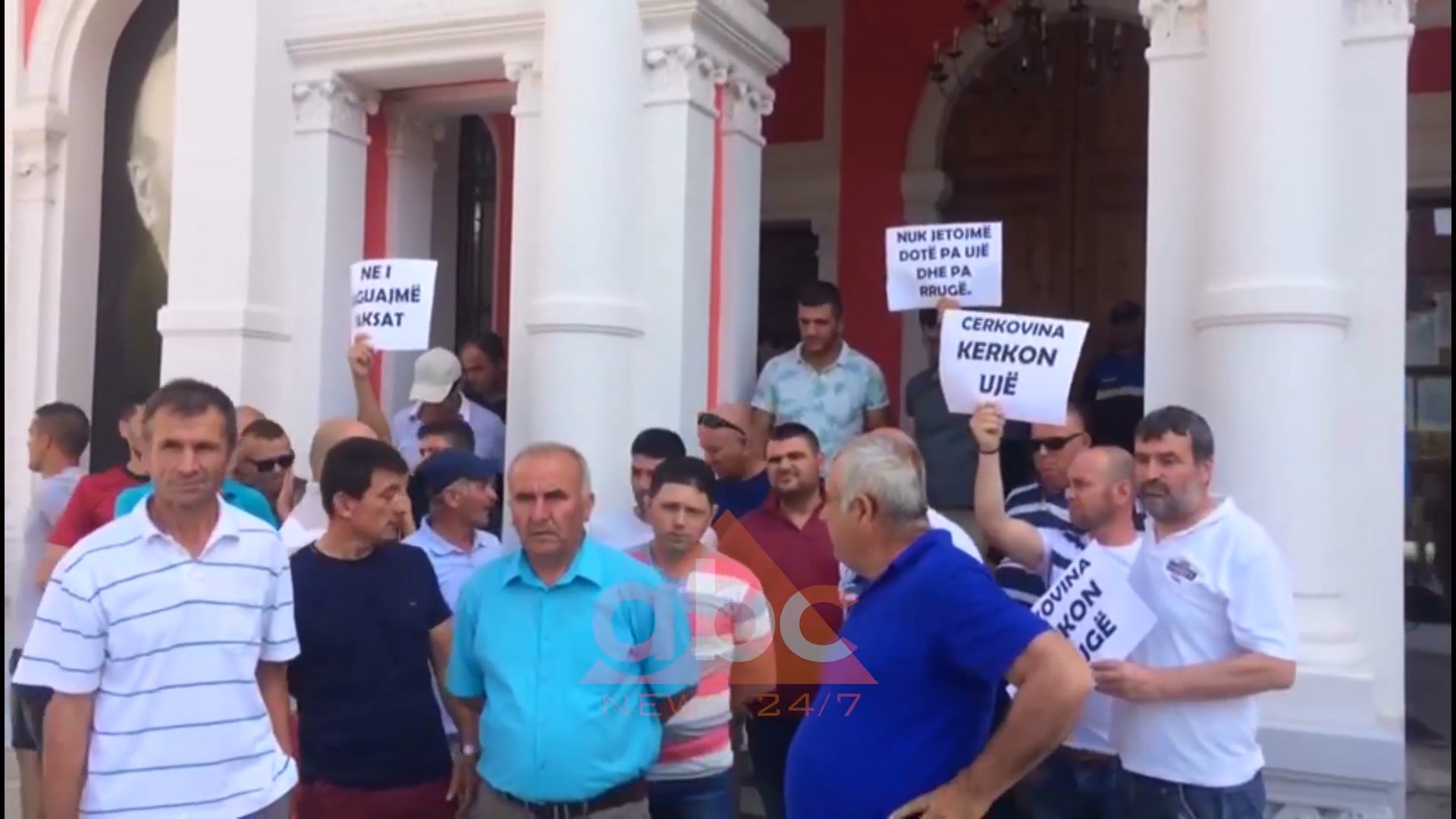 Banorët e Cerkovinës protestë para bashkisë së Vlorës për rrugë dhe ujë