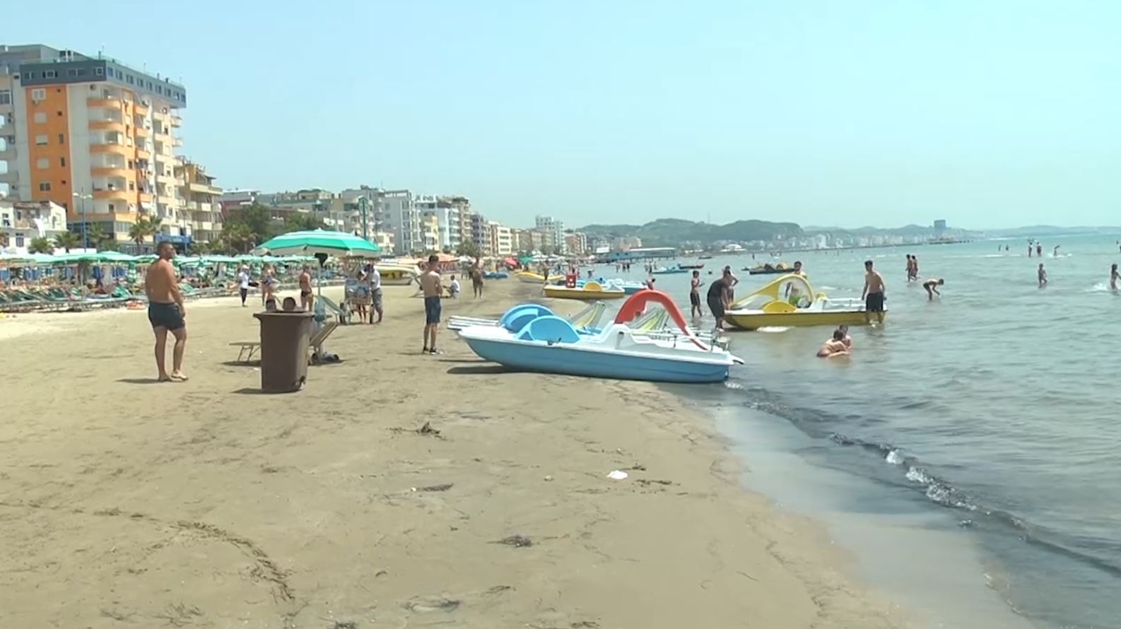 Dyndje pushuesish vendas dhe të huaj në bregdetin e Durrësit