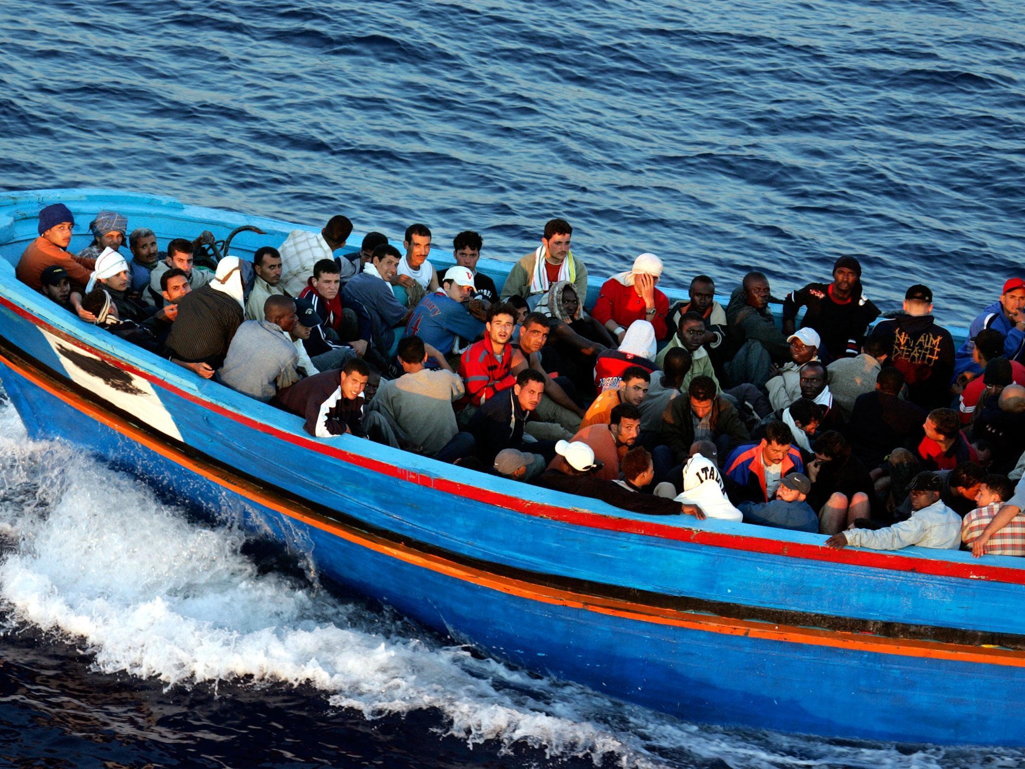 Itali, anija me emigrantë afrohet në Lampeduza, Salvini: Nuk do ju lejojmë
