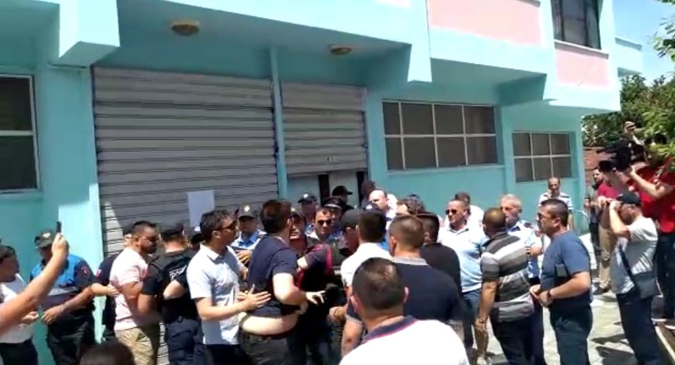 Dëmtimi i KZAZ Shkodër/ Gjykata lë në burg policët bashkiakë