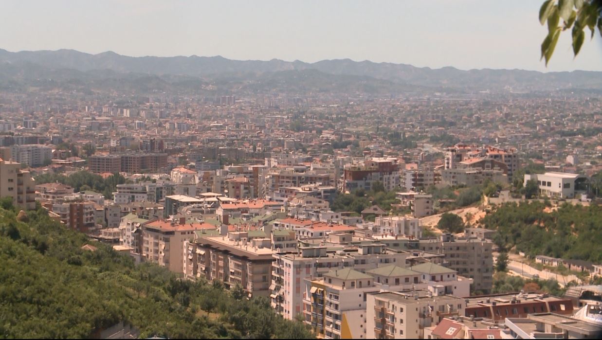 Me shtëpi të vogla por pronarë, Shqipëria e para në Europë