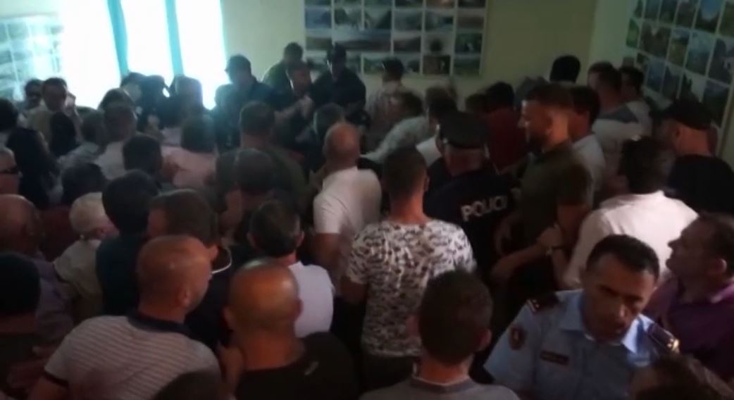 Dëmtimi i materialeve zgjedhore në KZAZ Kukës dhe Tropojë, arrestohen 2 persona