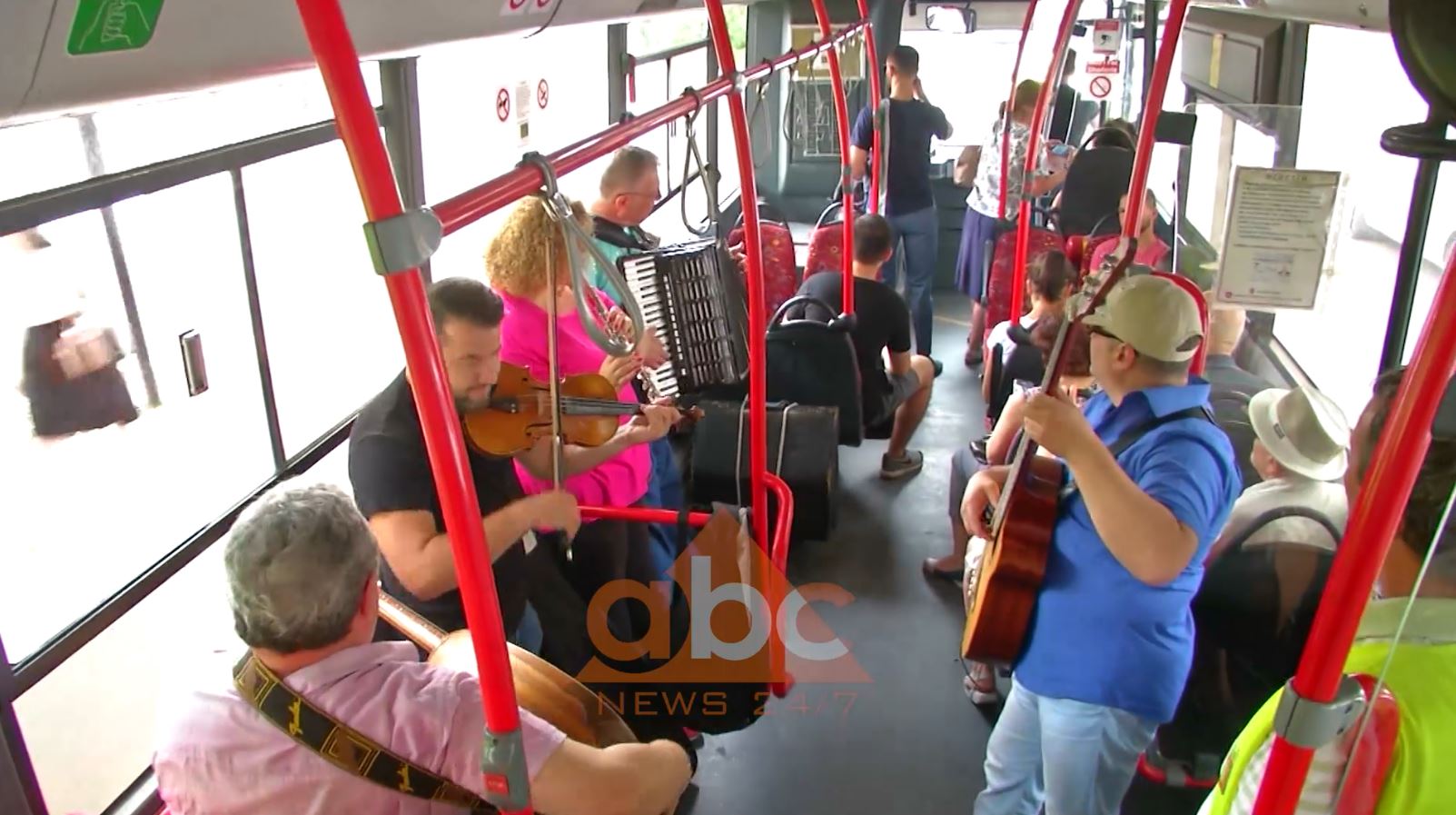 “Urbani i muzikës”, instrumentistët e ansamblit u dhuruan koncert live pasagjerëve