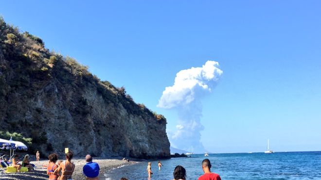 Itali, shpërthen vullkani në Stromboli, turistët vërshojnë në det