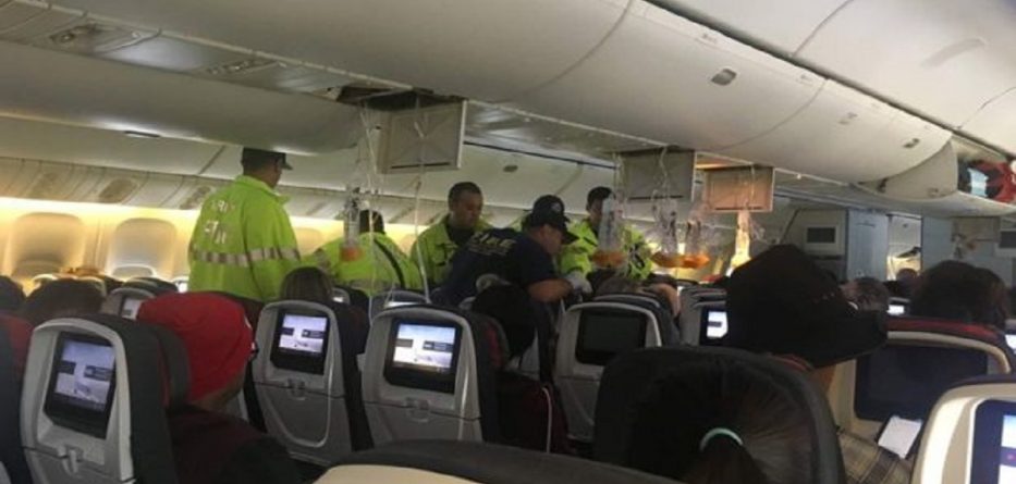 Plagosen dhjetëra pasagjerë në avion