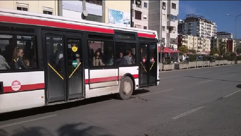 Shoferi i dehur la derën hapur, rrëzohet nga autobusi fatorinoja