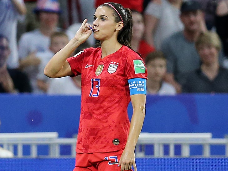 Futbollistja amerikane, Aleks Morgan mbrohet pas festimit të golit