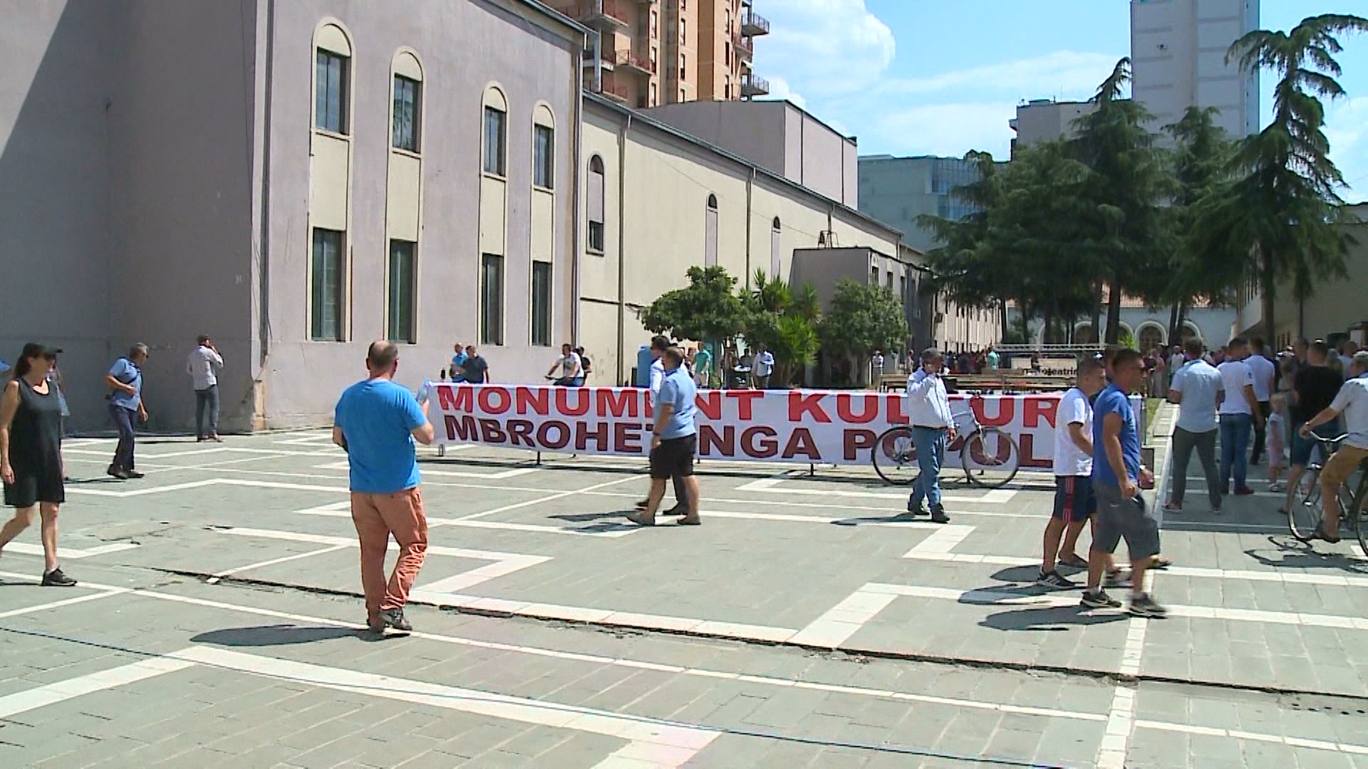 Rama e Basha debat në rrjetet sociale për Teatrin Kombëtar