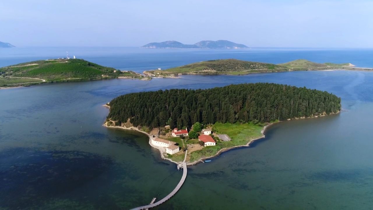 Manastiri i Zvërnecit në Vlorë, atje ku çdo ditë zbarkojnë ...