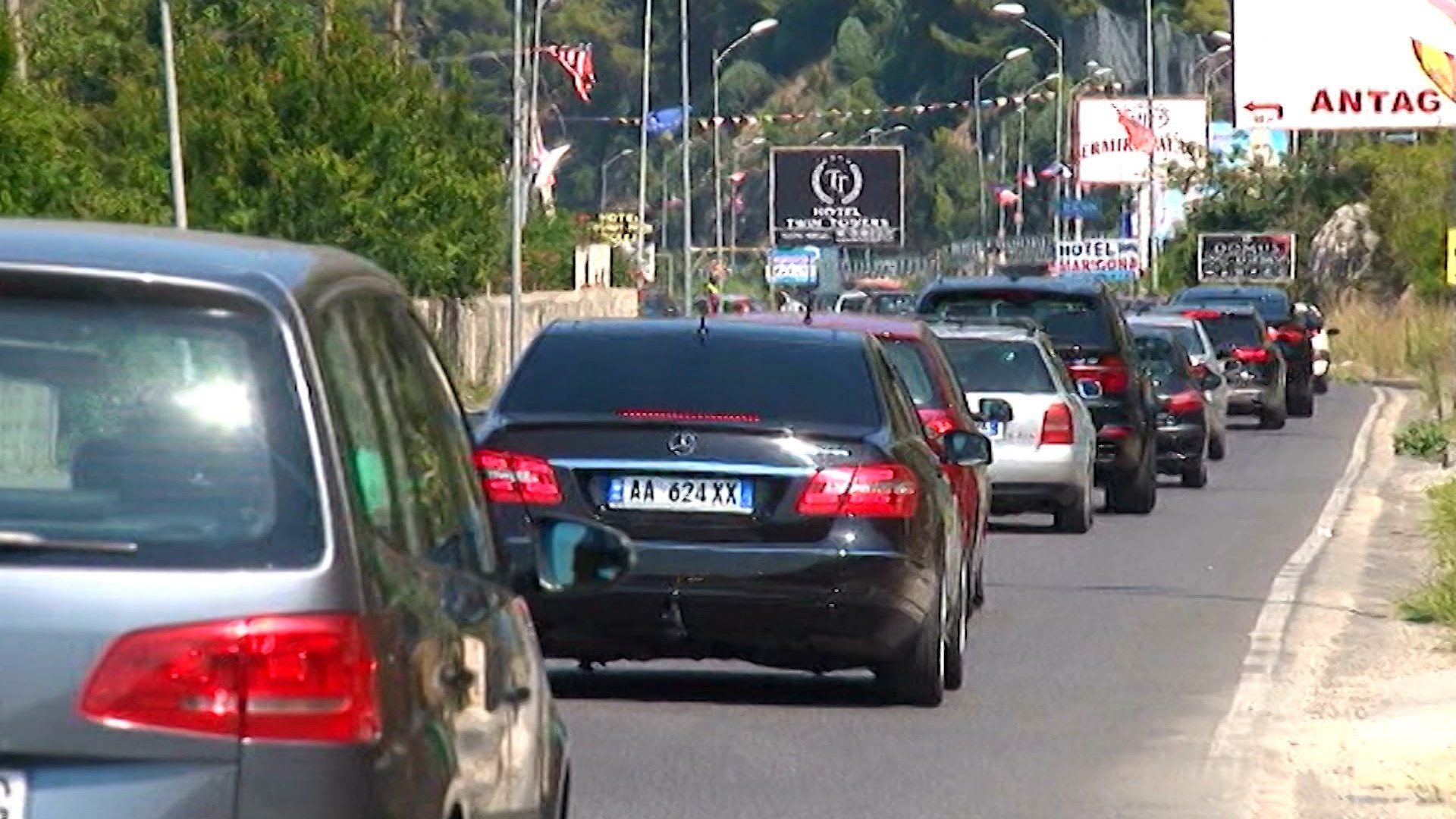 Rruga drejt Shëngjinit me radhë kilometrike, bregdeti “pushtohet” nga pushuesit